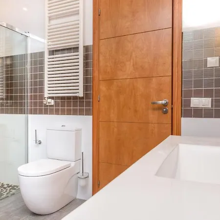 Vila Sleeps 8 *